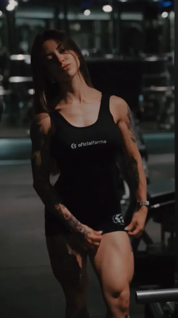 Bianca Mattos na academia, de regata preta com o logotipo da Oficial Farma, capa do reel que anuncia a parceria